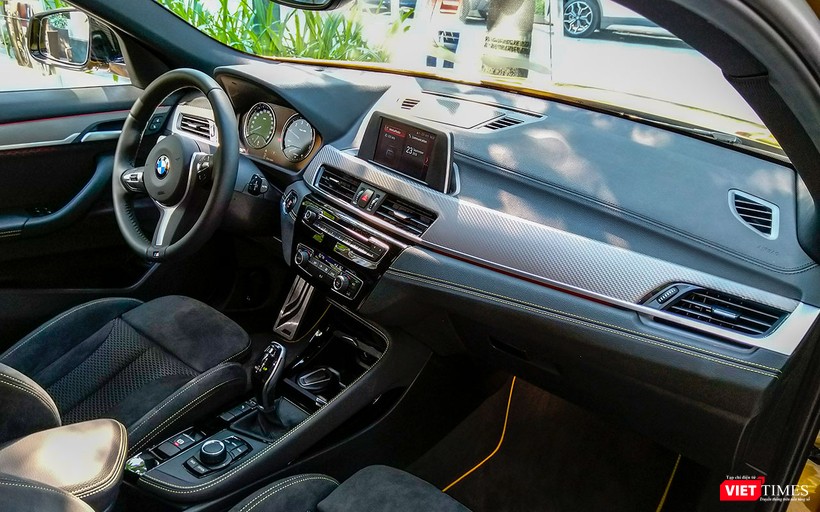 BMW X2 được trang bị nội thất ghế da Alcantara pha nỉ, chỉnh điện và nhớ 2 vị trí, điều hòa tự động 2 vùng độc lập, màn hình trung tâm không cảm ứng và được điều chỉnh qua tổ hợp núm xoay ở phía dưới. Cửa sổ trời là trang bị tùy chọn.