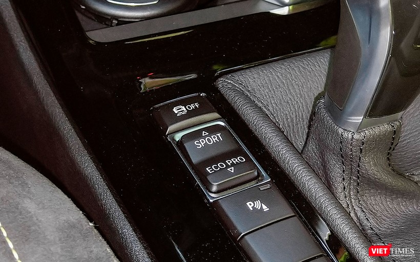 BMW X2 có hệ thống chuyển đổi chế độ vận hành Driving Experience Control cho phép người lái lựa chọn các chế độ như Comfort, Eco Pro và Sport. Bên cạnh đó, nó còn được trang bị hệ thống lùi chuồng bán tự động.