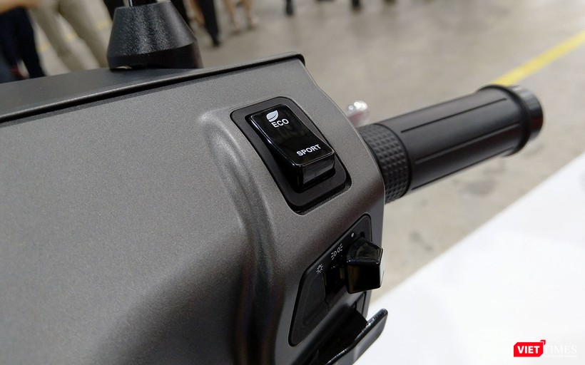 Chế độ vận hành Eco và Sport được điều chỉnh qua công tắc bấm.