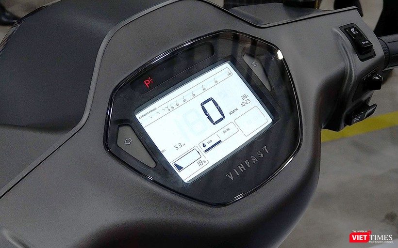 Cụm đồng hồ sử dụng bằng màn hình hiển thị LCD cho phép kết nối với các thiết bị ngoại vi thông minh.