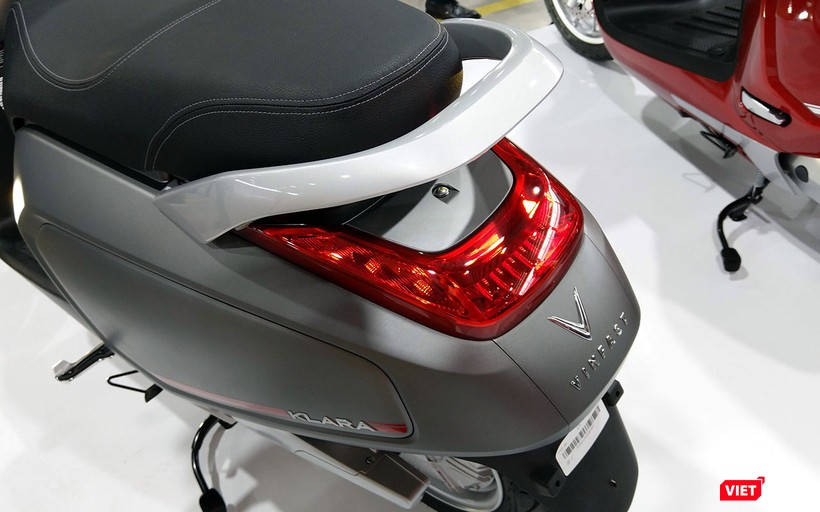 Cụm đèn hậu LED hình chữ U to bản với logo VinFast nổi bật ở phía sau.
