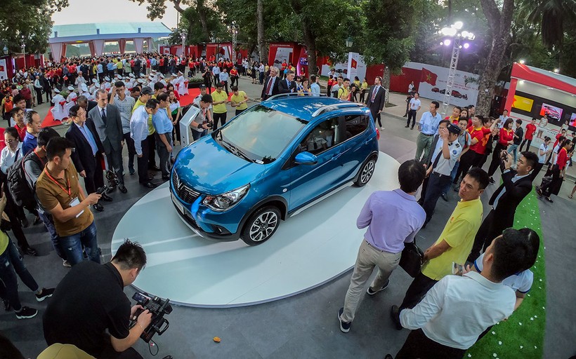 Nhiều người tỏ ra quan tâm đến VinFast Fadil ngay trong ngày mở bán và đặt hàng đầu tiên.