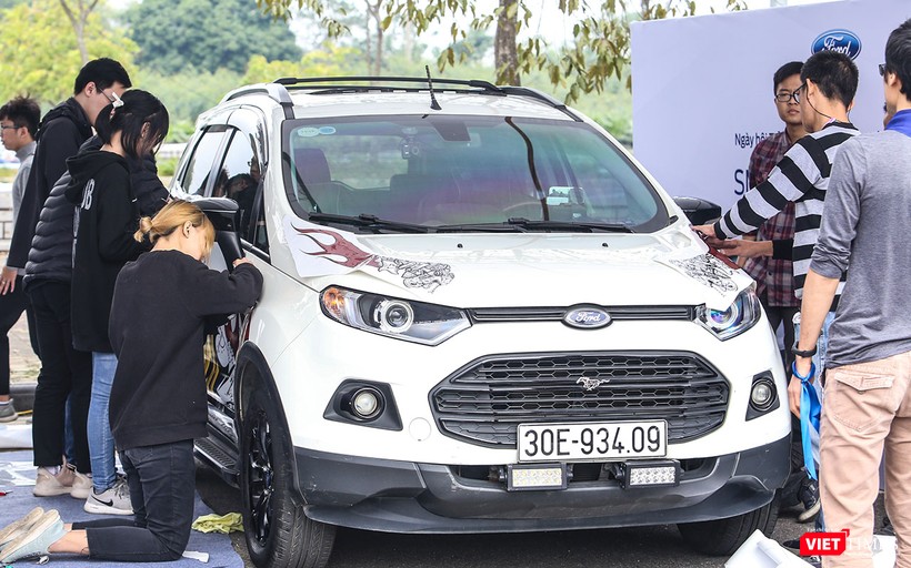 Chiếc xe Ford EcoSport trở nên cá tính hơn dưới bàn tay trang trí của các sinh viên đại học kiến trúc. Chiếc xe Ford EcoSport trở nên cá tính hơn dưới bàn tay trang trí của các sinh viên đại học kiến trúc.