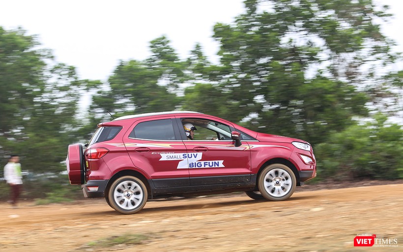 Các chủ xe của Ford EcoSport trải nghiệm khả năng offroad nhẹ trên địa hình đường đất tại Đồng Mô. Các chủ xe của Ford EcoSport trải nghiệm khả năng offroad nhẹ trên địa hình đường đất tại Đồng Mô.