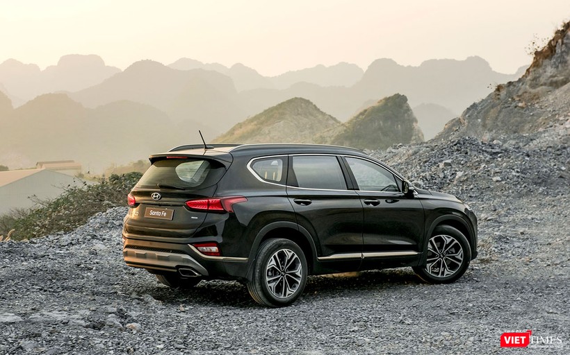 So với thế hệ cũ, Hyundai Santa Fe 2019 hoàn toàn mới đã được nới rộng cả về chiều dài và trục dài cơ sở.