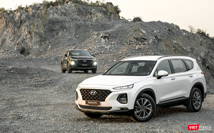 Hyundai Santa Fe 2019 phiên bản tiêu chuẩn sẽ chỉ có đèn pha bi halogen.