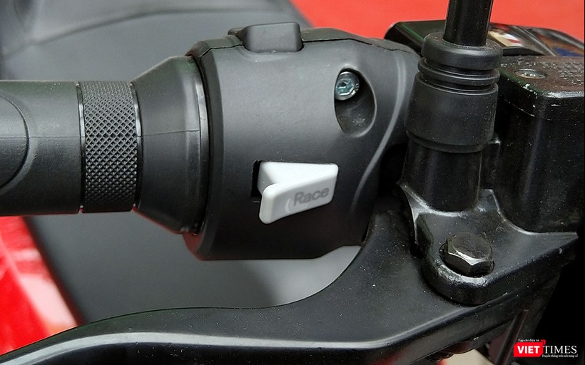 Nút Race sẽ cho phép chiếc xe chạy vượt vận tốc tiêu chuẩn với mục tiêu giúp người lái vượt quá xe đi cùng chiều một cách nhanh chóng.