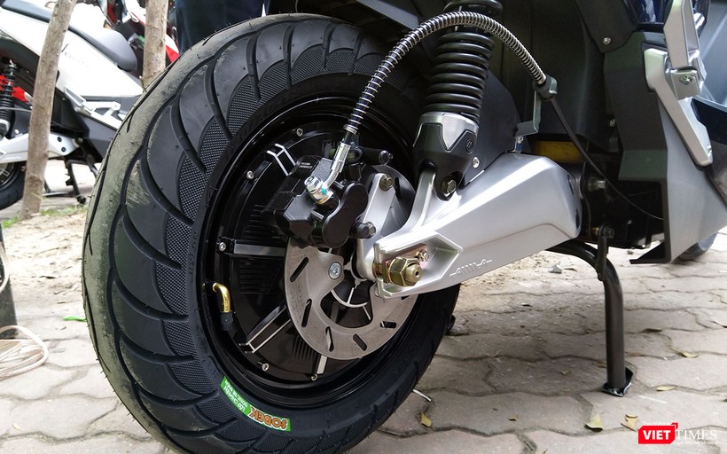 Phanh đĩa được sử dụng cho cả bánh trước và bánh sau.