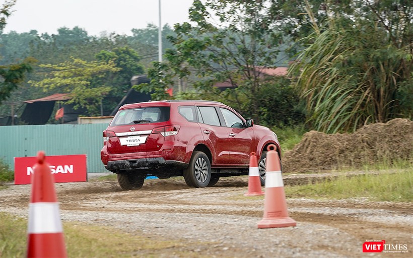 Kĩ thuật viên viên sẽ yêu cầu người lái đạp ga lên tới tốc độ 50 km/h sau đó bỏ chân ga, chân phanh, đánh lái nhẹ sang trái tiếp đó đánh lái gắt sang phải. Kĩ thuật viên viên sẽ yêu cầu người lái đạp ga lên tới tốc độ 50 km/h sau đó bỏ chân ga, chân phanh, đánh lái nhẹ sang trái tiếp đó đánh lái gắt sang phải.