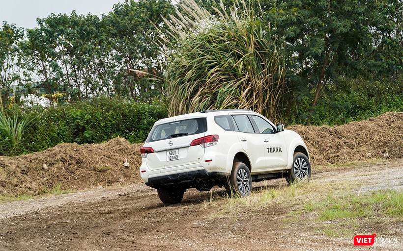 Chiếc xe sẽ trượt trên đoạn đường đất nhưng vẫn theo kiểm soát của người lái, cùng với đó, đuôi xe văng sẽ mang tới cảm giác “drift” phấn khích cho người lái. Chiếc xe sẽ trượt trên đoạn đường đất nhưng vẫn theo kiểm soát của người lái, cùng với đó, đuôi xe văng sẽ mang tới cảm giác “drift” phấn khích cho người lái.