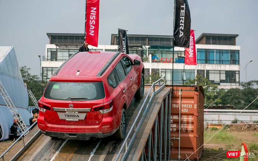 Ngoài ra, kĩ thuật viên viên còn yêu cầu người lái bật camera 360 sau đó căn xe thẳng dốc giúp quan sát mọi thứ xung quanh một cách dễ dàng. Ngoài ra, kĩ thuật viên viên còn yêu cầu người lái bật camera 360 sau đó căn xe thẳng dốc giúp quan sát mọi thứ xung quanh một cách dễ dàng.