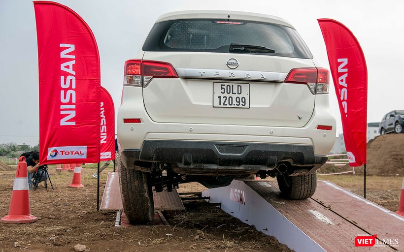 Độ khó của bài thử được tăng lên khi ban tổ chức bố trí thêm các con lăn mô phỏng đoạn đường trơn trượt và thiếu ma sát. Độ khó của bài thử được tăng lên khi ban tổ chức bố trí thêm các con lăn mô phỏng đoạn đường trơn trượt và thiếu ma sát.