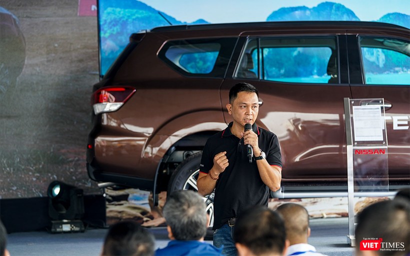 Anh Nguyễn Hồng Vinh - đại diện ban tổ chức chương trình giới thiệu một số tính năng quan trọng của Nissan Terra sẽ được thể hiện trong các bài thử nghiệm. Anh Nguyễn Hồng Vinh - đại diện ban tổ chức chương trình giới thiệu một số tính năng quan trọng của Nissan Terra sẽ được thể hiện trong các bài thử nghiệm.