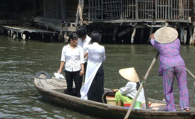 Thí sinh Cà Mau phải đến địa điểm thi tốt nghiệp THPT bằng ghe xuồng. Ảnh: Tiền Phong