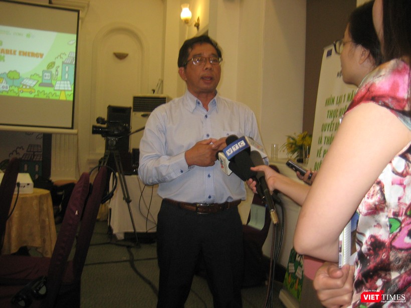 PGS TS Lê Anh Tuấn – Đại học Cần Thơ trả lời phỏng vấn báo chí tại hội thảo.