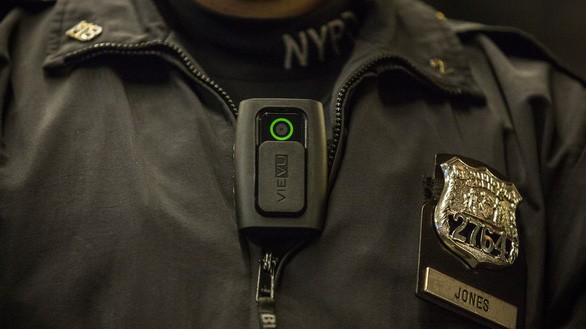 Thiết bị camera đeo trên người của cảnh sát New York - Ảnh: MASHABLE