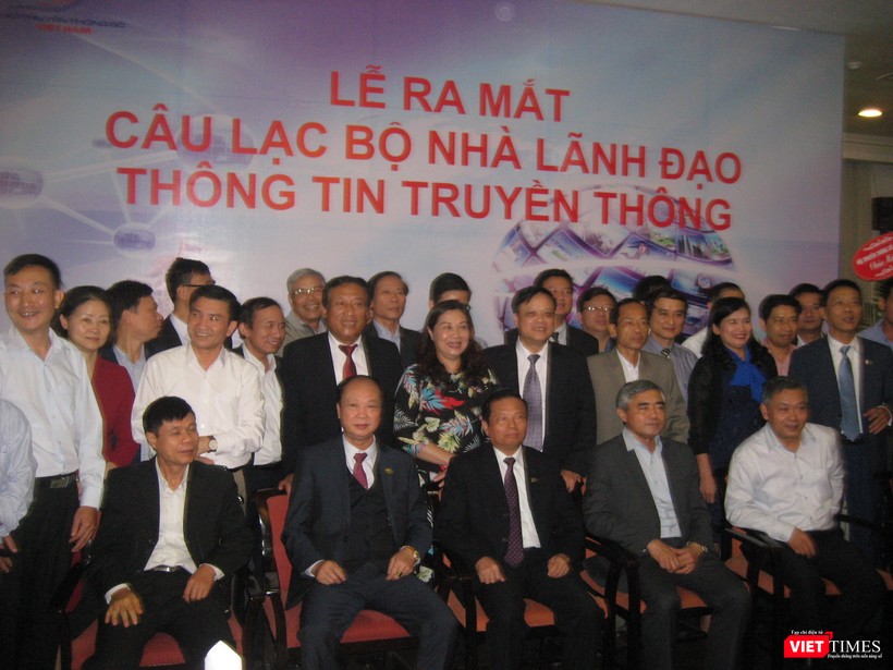 Các thành viên Câu lạc bộ Nhà lãnh đạo Thông tin & Truyền thông chụp ảnh kỷ niệm cùng lãnh đạo Hội Truyền thông số Việt Nam