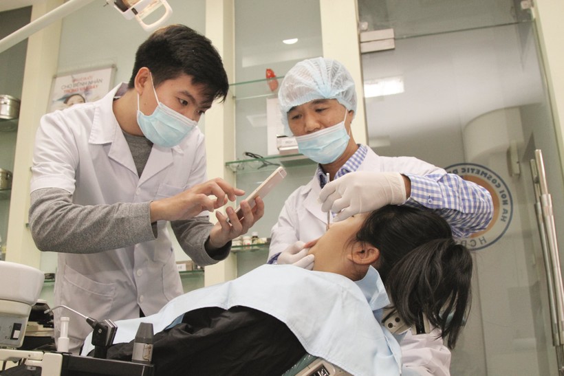 Bác sĩ đang chữa răng cho bệnh nhân Bác sĩ đang chữa răng cho bệnh nhân