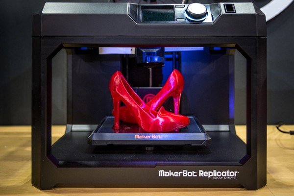 Vệ sĩ của giáo hoàng sử dụng mũ giáp làm từ máy in 3D