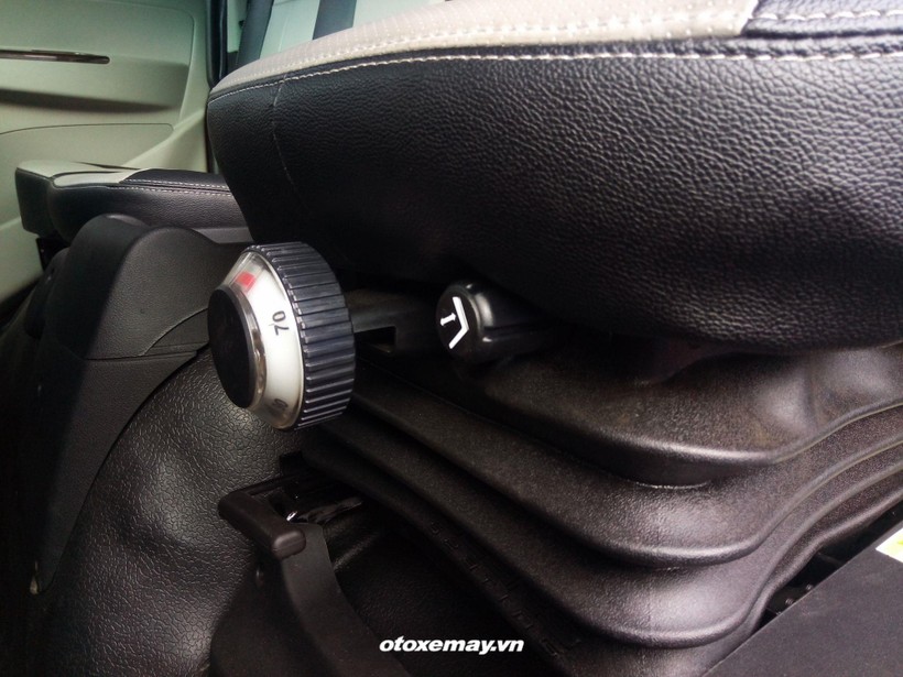 Khóa chỉnh lò xo nệm ghế tài, giúp người lái ngồi êm ái, giảm mệt mỏi khi chạy xe đường trường