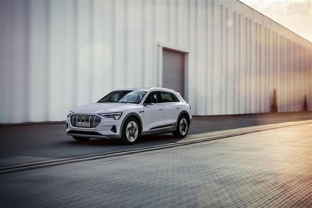 Audi E-Tron 50 Quatro có giá khởi điểm tại Anh khoảng 63.000 Bảng Audi E-Tron 50 Quatro có giá khởi điểm tại Anh khoảng 63.000 Bảng
