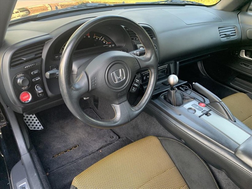 Nội thất xe vẫn còn khá ổn. Ảnh: Carscoops