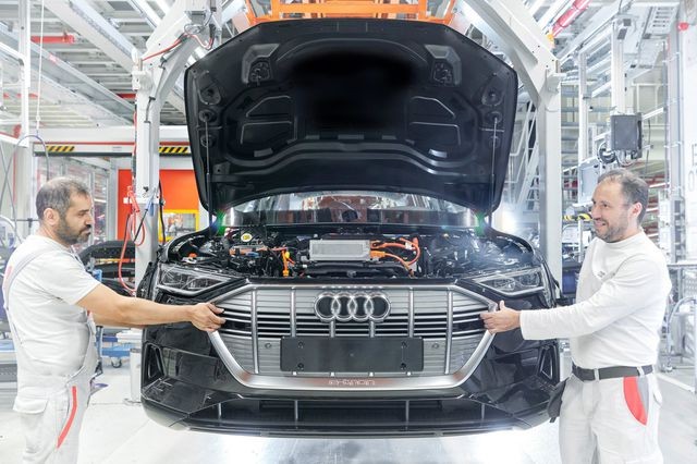 Mẫu E-Tron SUV đang phải sản xuất cầm chừng do thiếu nguồn cung cấp pin.