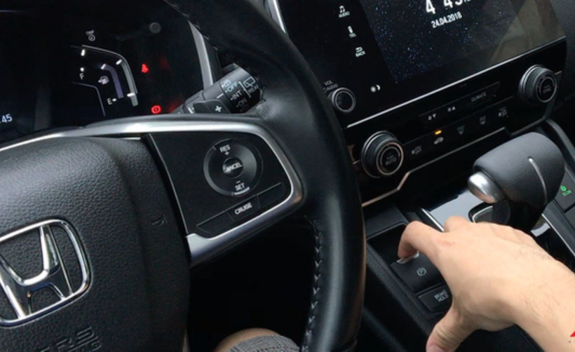 Muốn nhả phanh tay, lái xe chỉ cần dùng ngón tay móc nhẹ. Ảnh BD