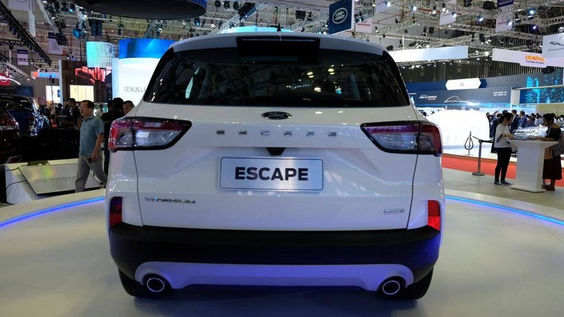 Đuôi xe Ford Escape thể hiện phiên bản trưng bày là Titanium cao cấp nhất