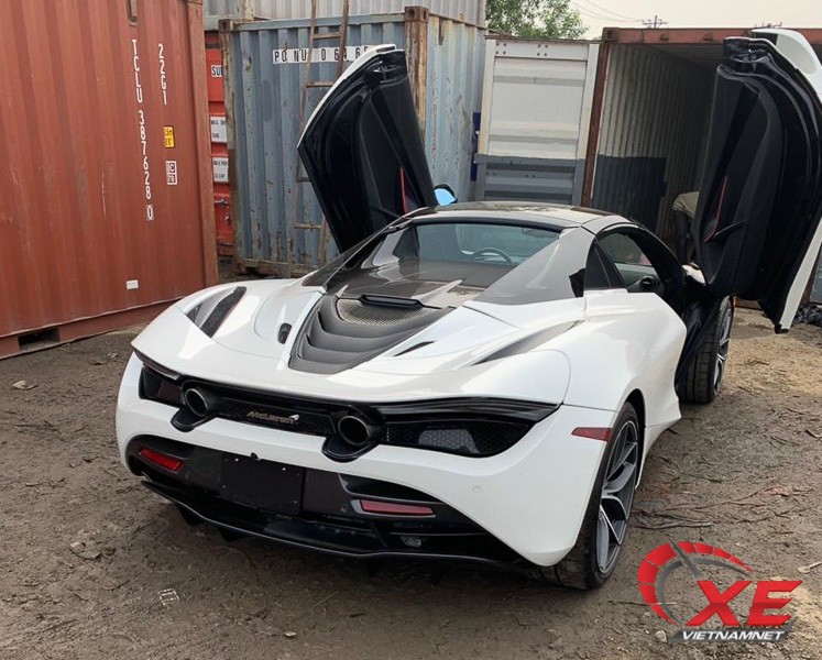 Là bản mui trần không khác gì bản mui cứng khi nhìn bên ngoài nhưng chỉ mất thời gian 11 giây ngay cả khi xe đang di chuyển ở vận tốc lên tới 50 km/h, chiếc xe này vẫn có thể đóng mở mui được.