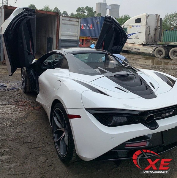 Tốc độ của siêu xe này ngoài động cơ mạnh còn được hỗ trợ bởi thiết kế khí động học và cánh lướt gió phía sau đóng mở tự động