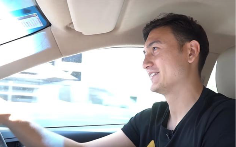 Thủ môn Đặng Văn Lâm lái xe tại Thái Lan. Ảnh ST