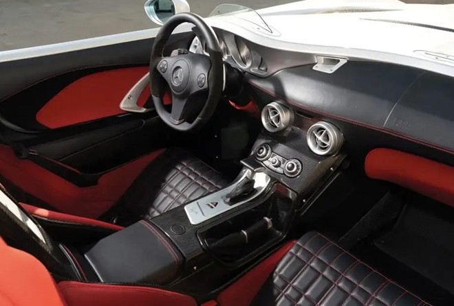Xe có nội thất màu đỏ chính hãng
