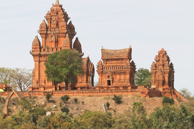 Tại sao các nhà khảo cổ học không "đặt hàng" với chuyên gia công nghệ vật liệu để tìm lời giải cho công nghệ xây dựng tháp Chăm. Ảnh: Wikipedia