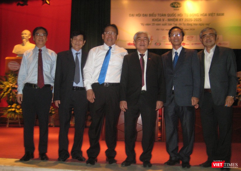 TS Nguyễn Minh Hồng - Chủ tịch Hội Truyền thông số Việt Nam (bên phải) cùng một số đại biểu chụp ảnh lưu niệm với TS Nguyễn Quân - Chủ tịch Hội Tự động hóa Việt Nam - và TS Nghiêm Vũ Khải - Phó Chủ tịch Liên hiệp các hội Khoa học và Kỹ thuật Việt Nam