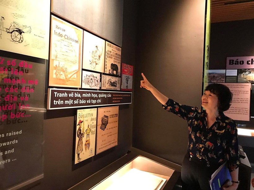 Nhà báo Trần Kim Hoa - Giám đốc Bảo tàng Báo chí Việt Nam giới thiệu các hiện vật trưng bày
