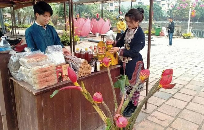 Sinh viên người Dao tham gia bán hàng tại Hội chợ Xuân Văn Miếu 2021 Sinh viên người Dao tham gia bán hàng tại Hội chợ Xuân Văn Miếu 2021