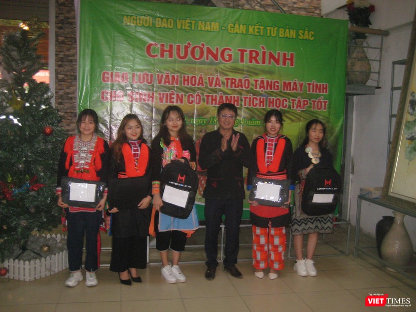 TS Bàn Tuấn Năng trao máy tính đã qua sử dụng cho sinh viên người Dao TS Bàn Tuấn Năng trao máy tính đã qua sử dụng cho sinh viên người Dao