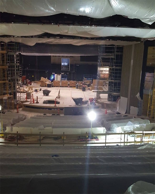 Quang cảnh bên trong nhà hát Steve Jobs chuẩn bị cho lễ ra mắt iPhone ảnh 1