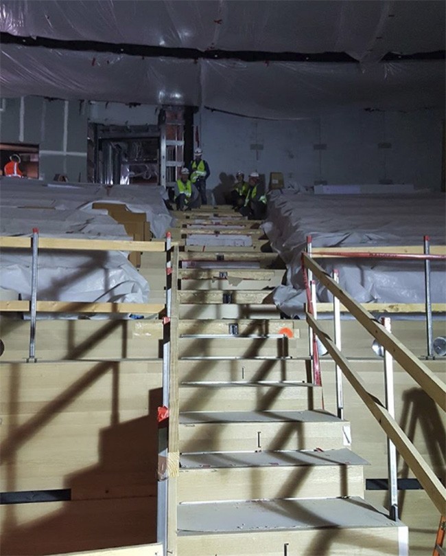 Quang cảnh bên trong nhà hát Steve Jobs chuẩn bị cho lễ ra mắt iPhone ảnh 2