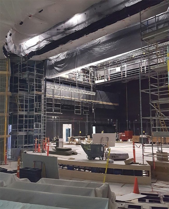 Quang cảnh bên trong nhà hát Steve Jobs chuẩn bị cho lễ ra mắt iPhone ảnh 3