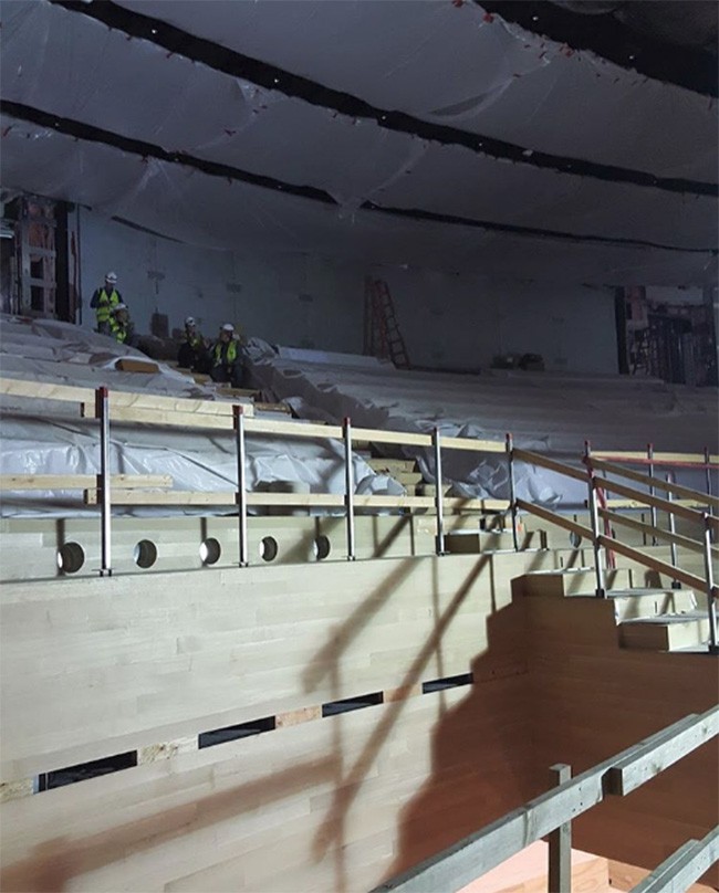 Quang cảnh bên trong nhà hát Steve Jobs chuẩn bị cho lễ ra mắt iPhone ảnh 5