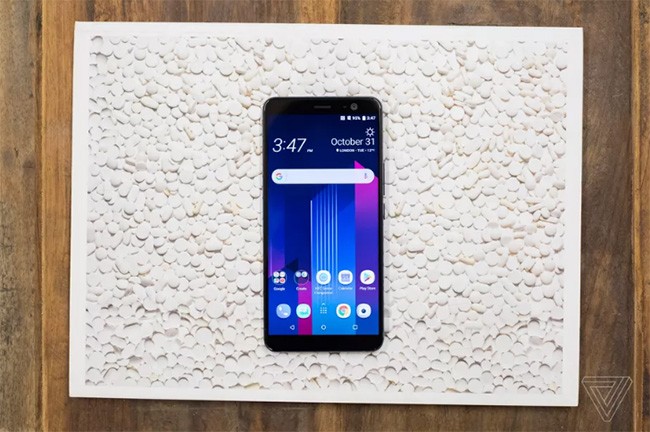HTC U11+ (ảnh: The Verge)