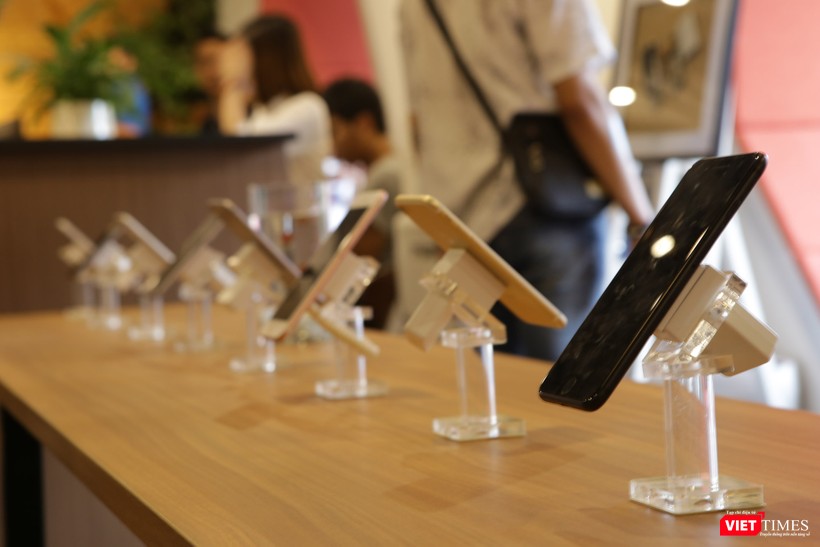 Từ iPhone đời đầu đến iPhone X lần đầu tiên hội tụ trong một triển lãm tại Hà Nội ảnh 7 Từ iPhone đời đầu đến iPhone X lần đầu tiên hội tụ trong một triển lãm tại Hà Nội ảnh 7