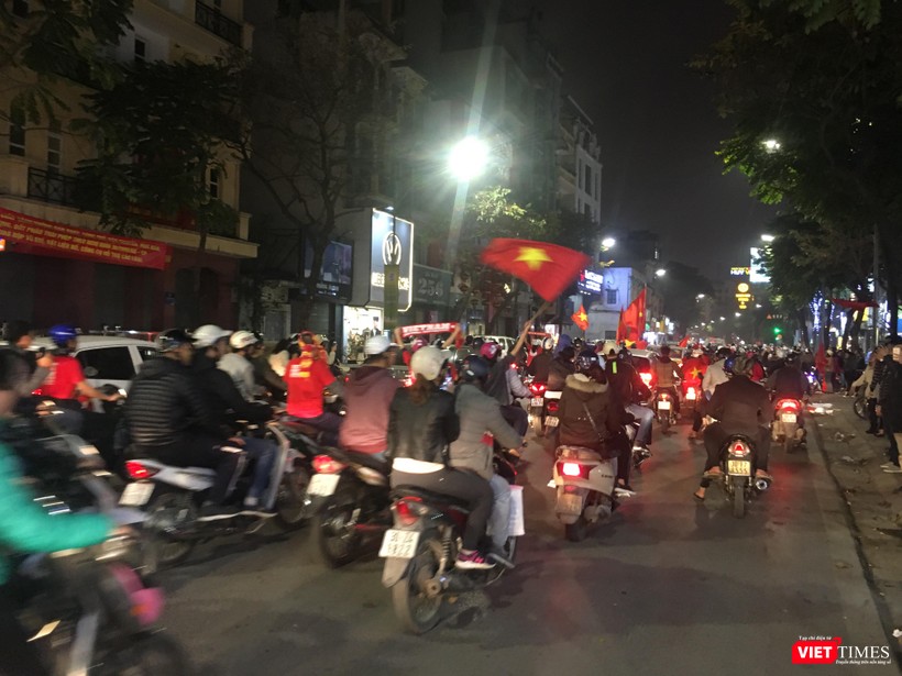 Người dân đổ ra đường reo hò mừng chiến thắng lịch sử của bóng đá Việt Nam ảnh 6