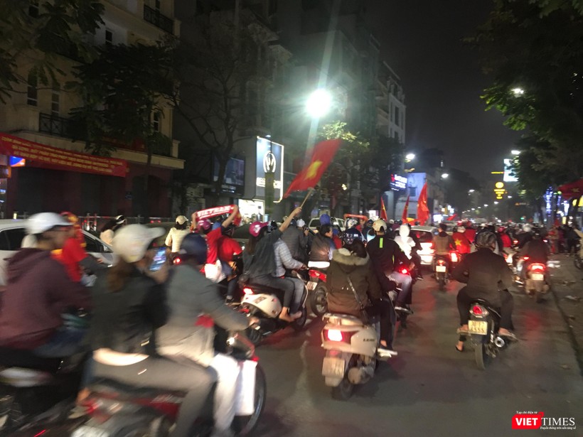 Người dân đổ ra đường reo hò mừng chiến thắng lịch sử của bóng đá Việt Nam ảnh 11