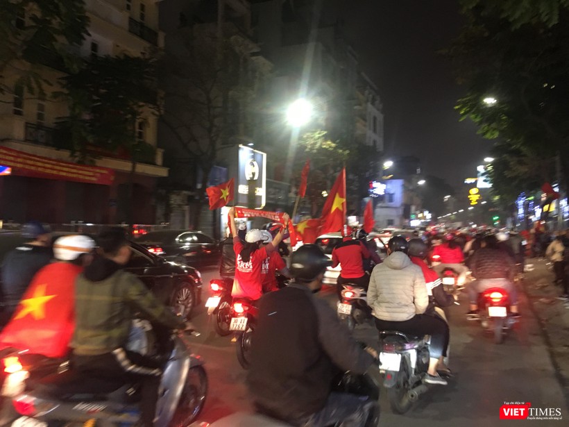 Người dân đổ ra đường reo hò mừng chiến thắng lịch sử của bóng đá Việt Nam ảnh 12