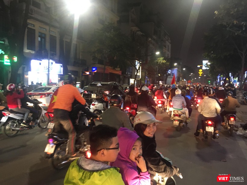 Người dân đổ ra đường reo hò mừng chiến thắng lịch sử của bóng đá Việt Nam ảnh 15