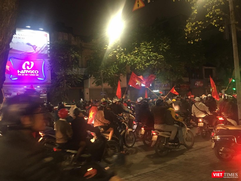Người dân đổ ra đường reo hò mừng chiến thắng lịch sử của bóng đá Việt Nam ảnh 16