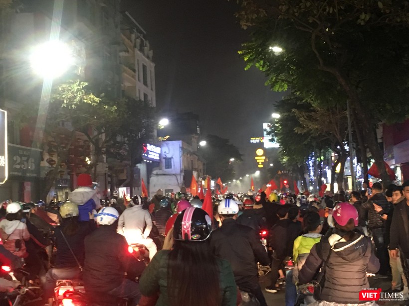 Người dân đổ ra đường reo hò mừng chiến thắng lịch sử của bóng đá Việt Nam ảnh 10